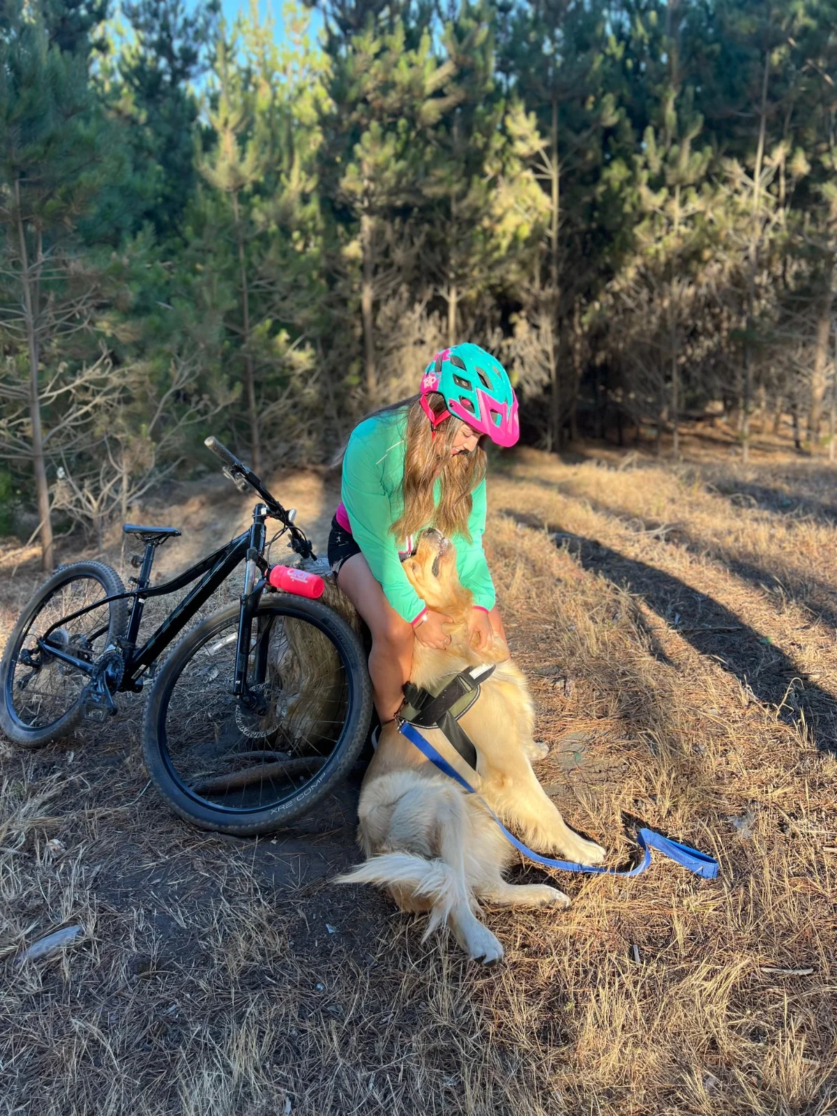 Casco_Trip_Enduro_Euphoria_Blue_Pink_En_Uso_5000x